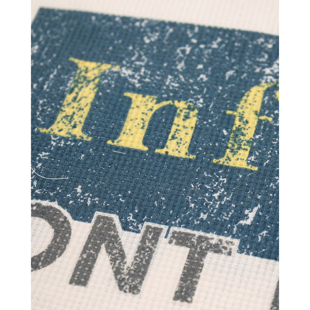 Detail des Brustprints auf Waffelstrick