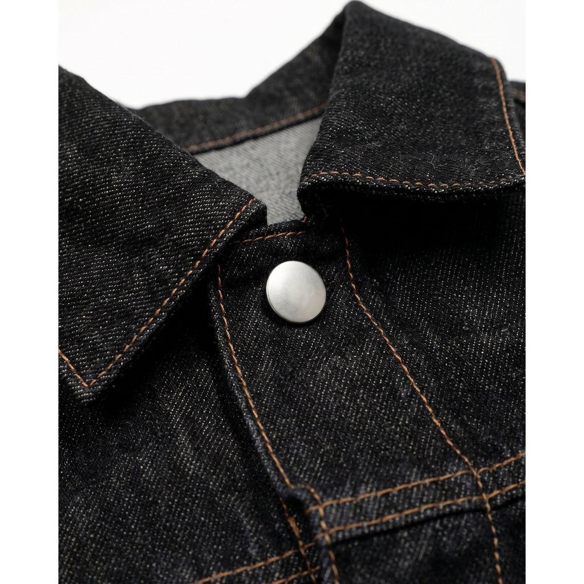 Detail Kragen und Knopfleiste des Crop Denim Jacket