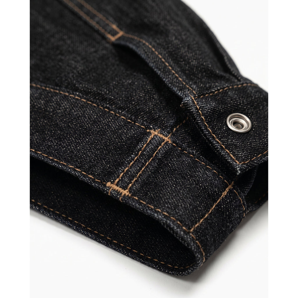 Detail Saum und Ärmelbund aus schwarzem Denim