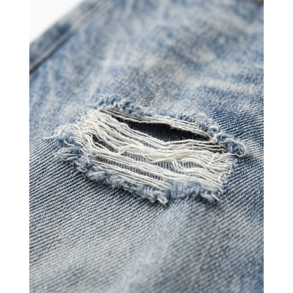 Fade Jeans, Nahaufnahme eines Risses am Oberschenkel