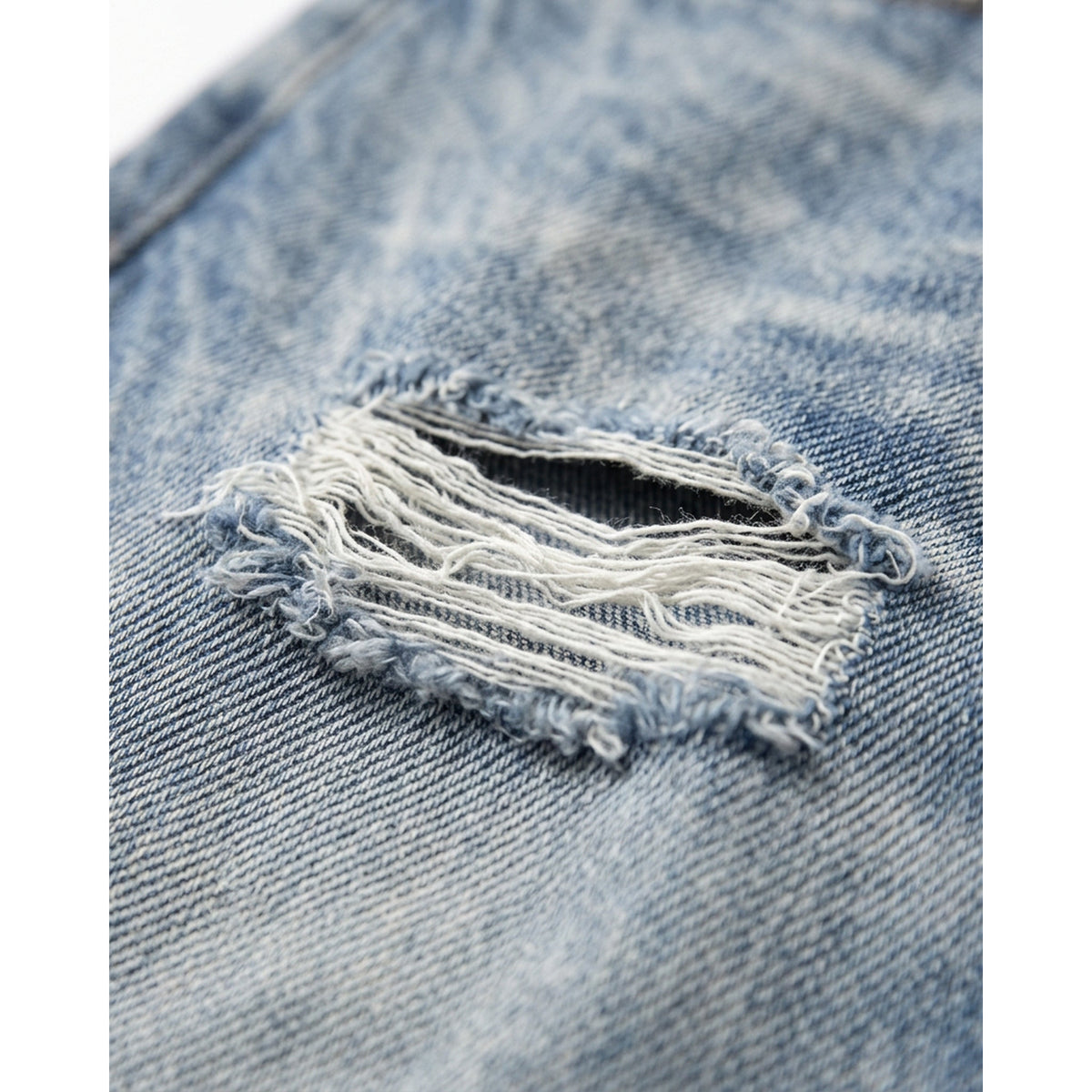 Fade Jeans, Nahaufnahme eines Risses am Oberschenkel