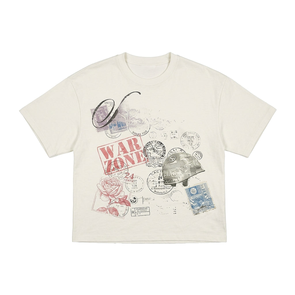 Stamp Tee in Bone, flach gelegt mit Stempel Collage auf der Brust