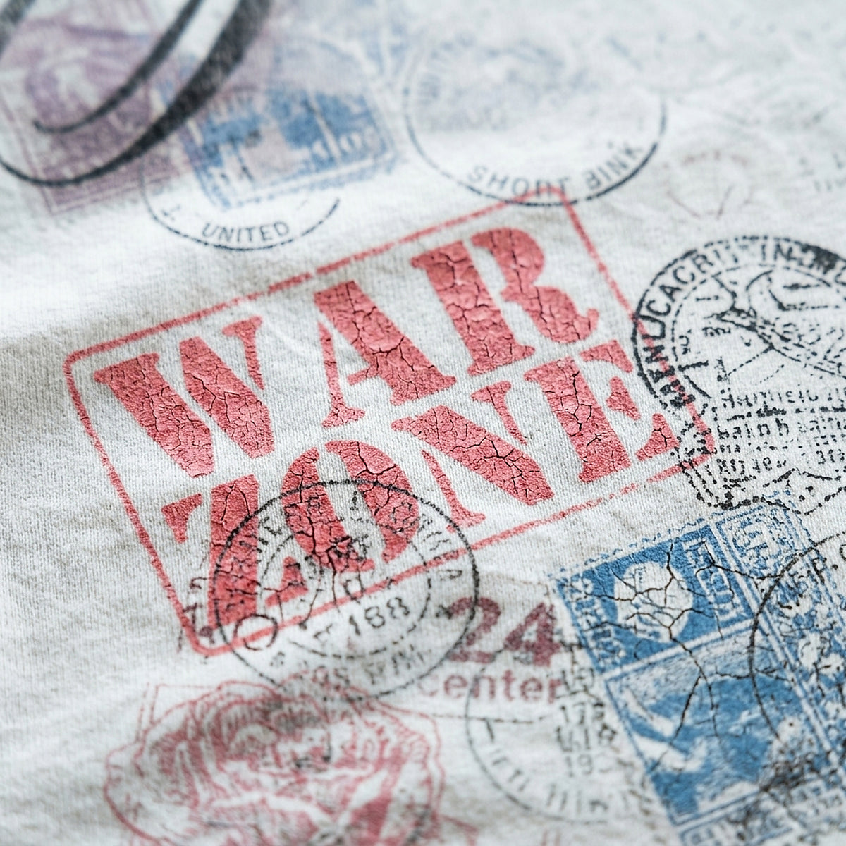 Stamp Tee, Makro des Drucks mit Poststempeln auf Baumwollstruktur