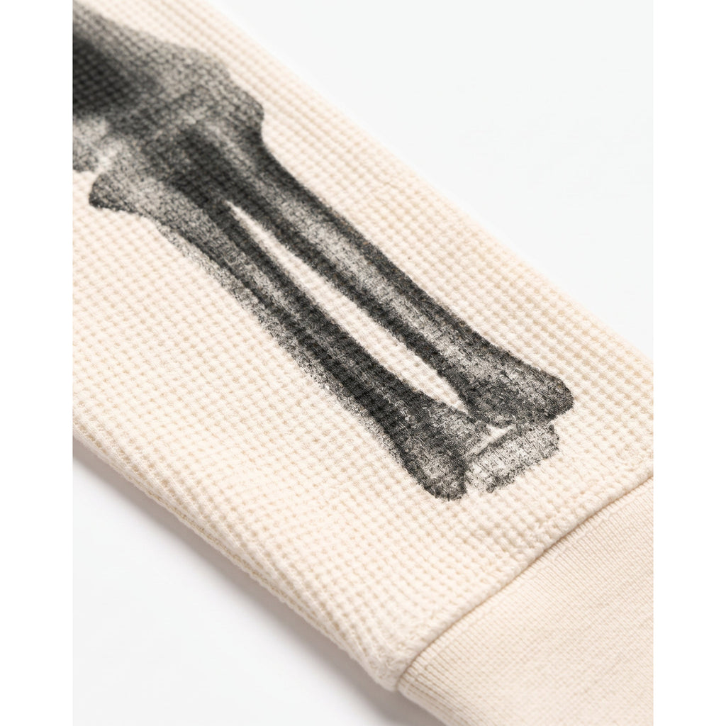 Detail des Armknochen-Prints auf dem Ärmel