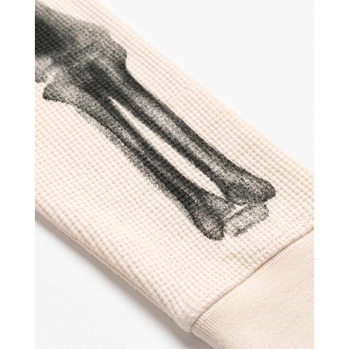 Detail des Armknochen-Prints auf dem Ärmel
