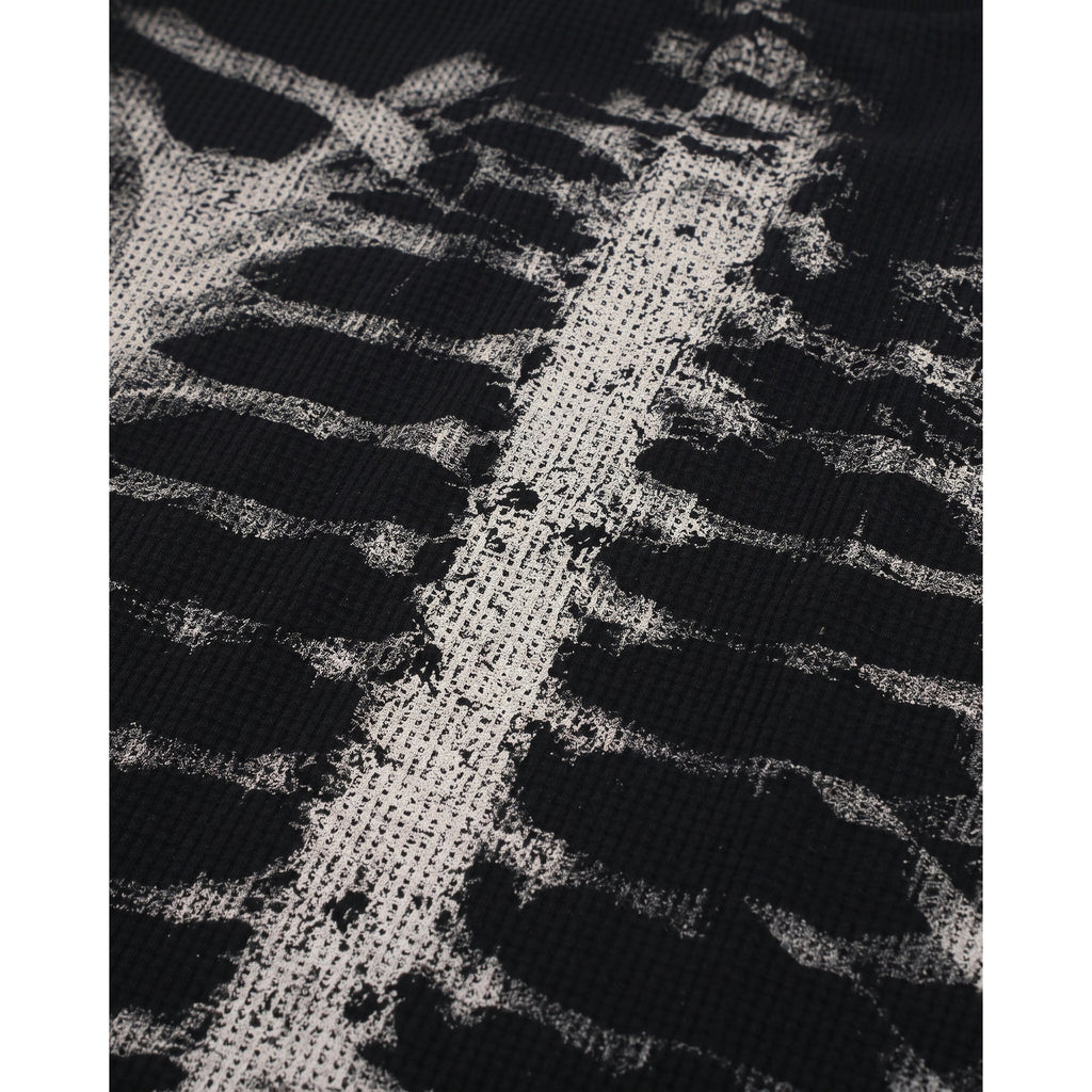 Detail des Wirbelsäulen-Prints auf Waffelstrick