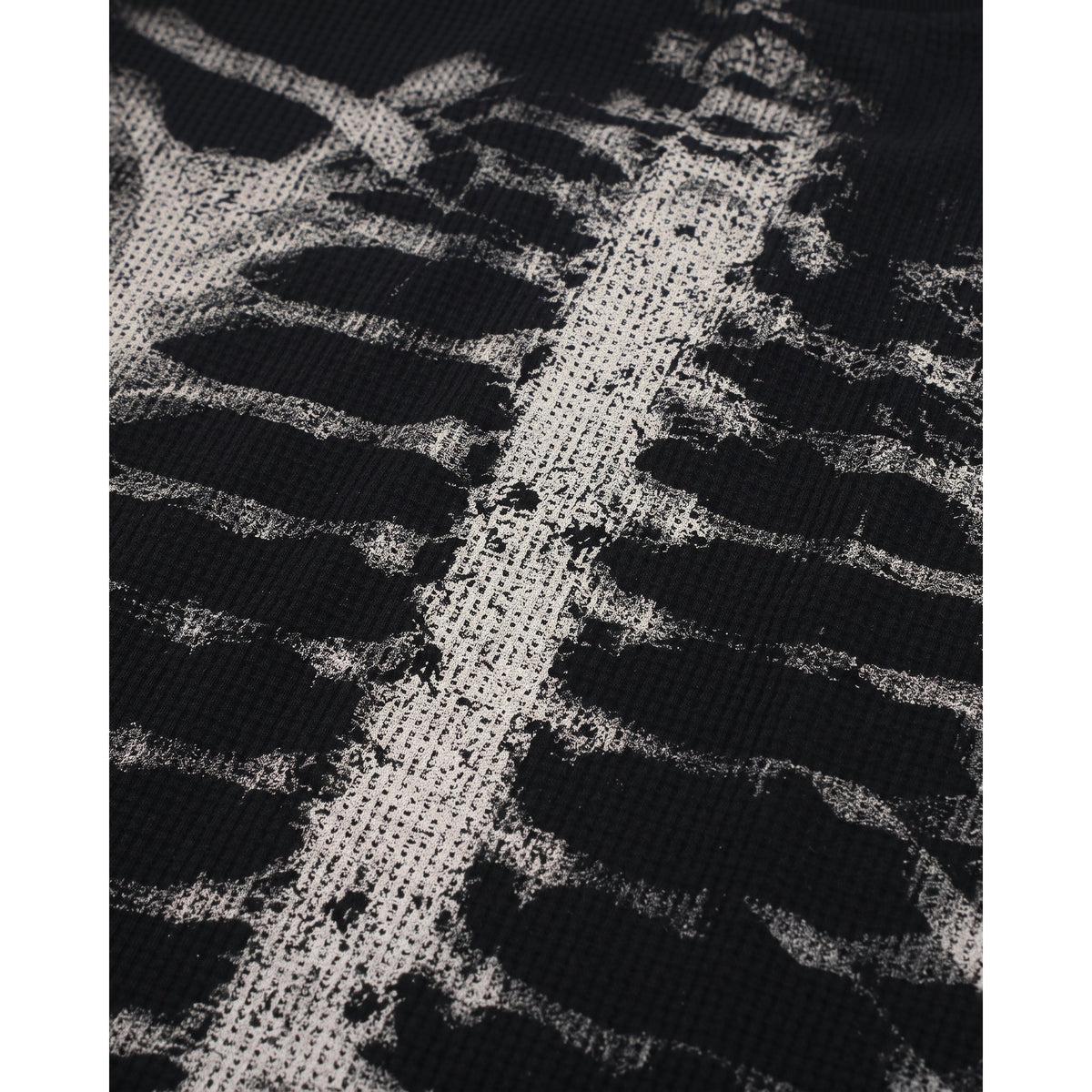 Detail des Wirbelsäulen-Prints auf Waffelstrick